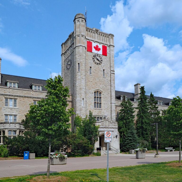 Ouvrir la voie à la résidence permanente en Ontario : Le parcours d'un étudiant étranger